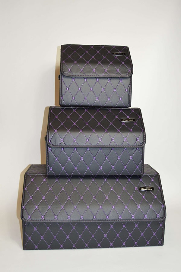 Kofferraummatte mit schwarzen und lila Nähten
