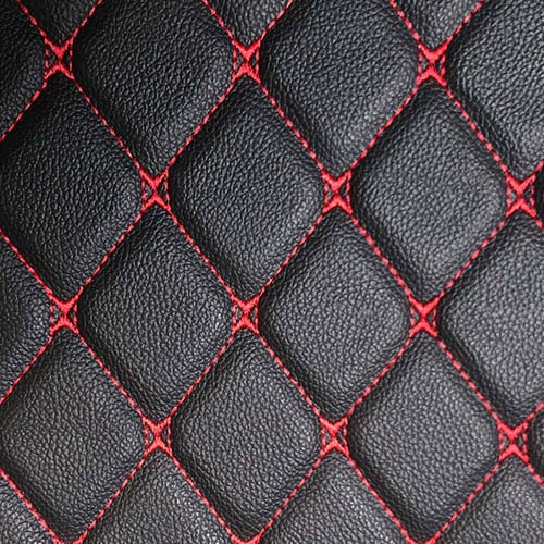 Reinigen schwarz Leder auto Fußmatten mit Diamond Nähte und ein Gaspedal  und Bremsen in der Werkstatt für die Detaillierung Fahrzeug nach chemische  Reinigung Stockfotografie - Alamy