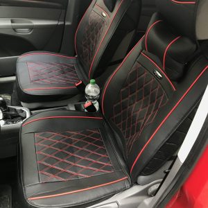 Autositzbezüge in Schwarz mit roten Nähten